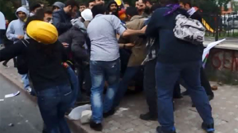 Polis göstericilerin arasında kaldı Al Jazeera Turk