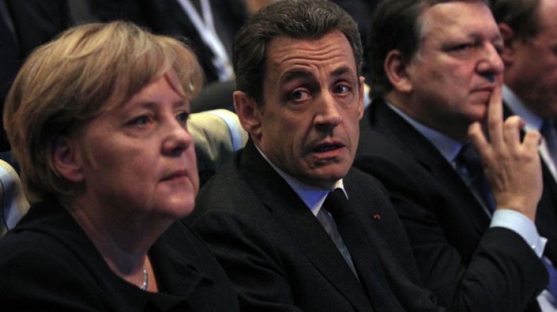 Merkel, Sarkozy ve Barroso (soldan sağa), zirve öncesinde Avrupa muhafazakar partiler toplantısına katıldı.