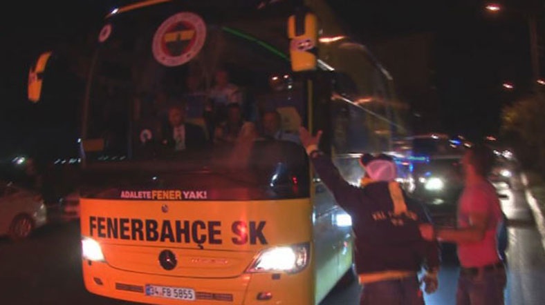 Fenerbahce Otobusune Tasli Saldiri Al Jazeera Turk Ortadogu Kafkasya Balkanlar Turkiye Ve Cevresindeki Bolgeden Son Dakika Haberleri Ve Analizler