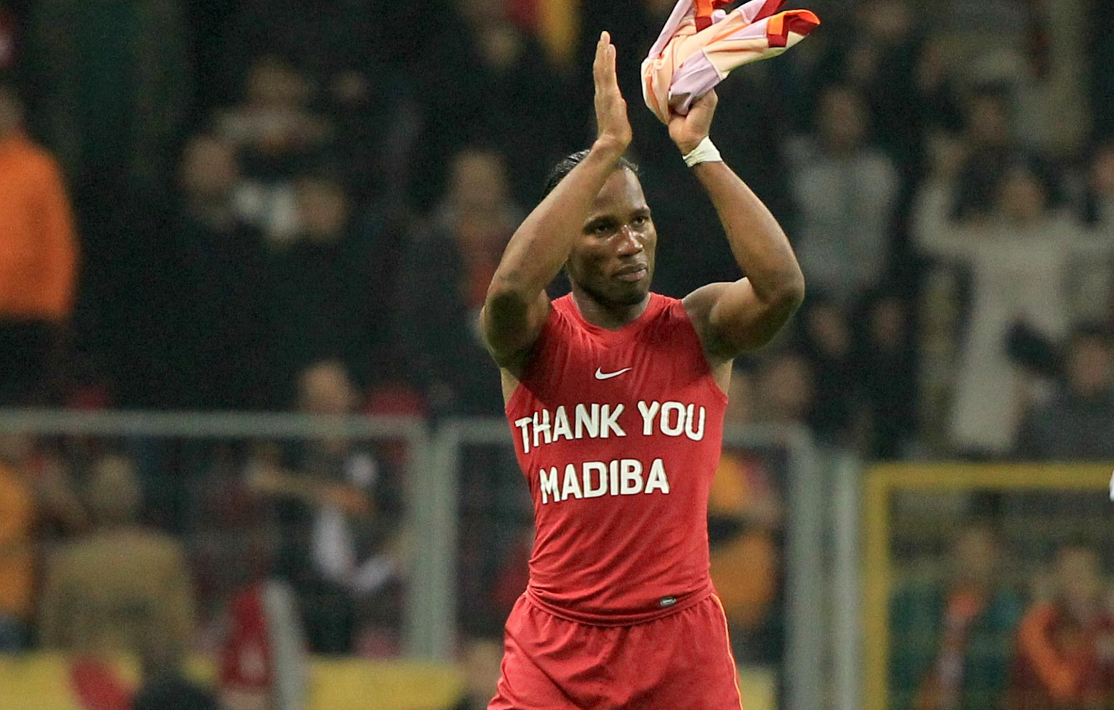 drogba, ölen mandela için 'teşekkürler madiba' yazılı tişört giydi. drogba, ölen mandela için 'teşekkürler madiba' yazılı tişört giydi.
