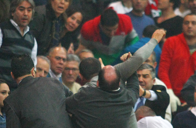 karşıyakalı bir taraftar murat özyer'e yumruk atmak istedi.