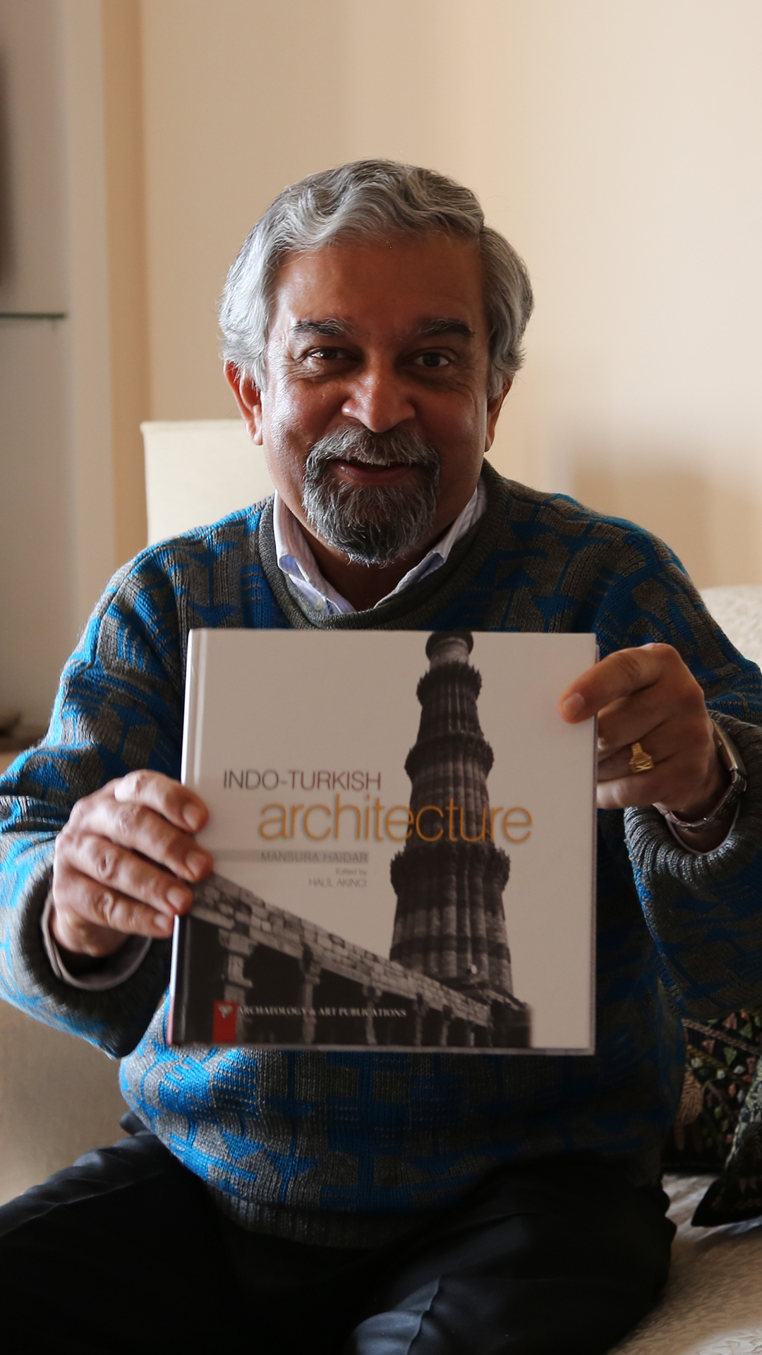 kamal malhotra kamal malhotra, türk-hindu mimarisi kitabı gösteriyor