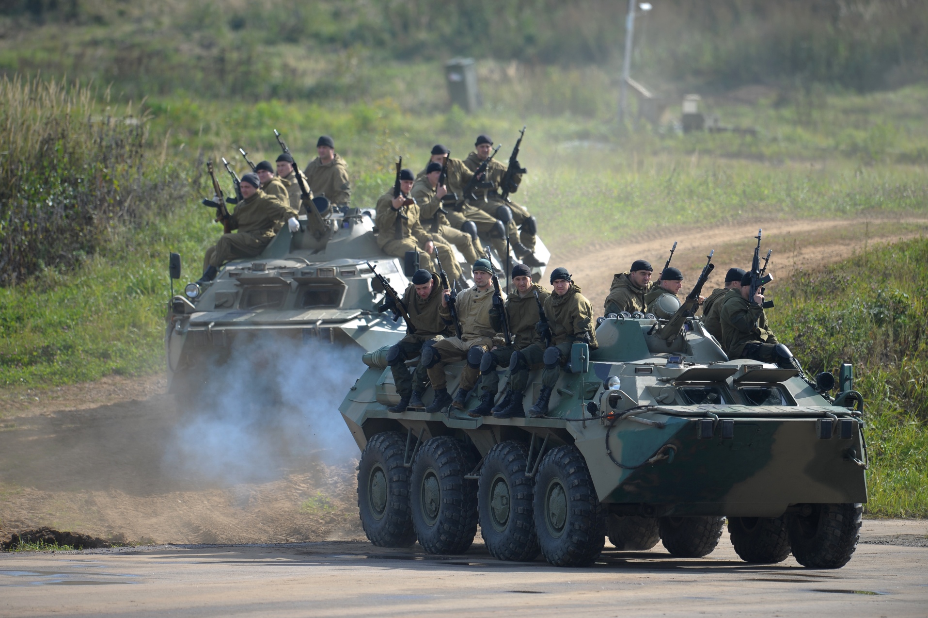 Военные 2012 года. Колонна БТР 80 ночью. Учения Кавказ 2012. Кавказ 2012 военные учения. Солдаты на БТР.