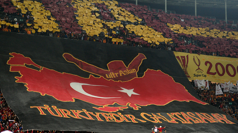 sarı-kırmızılı taraftarlar, derbi maç öncesi bu koreografiyi yaptı.