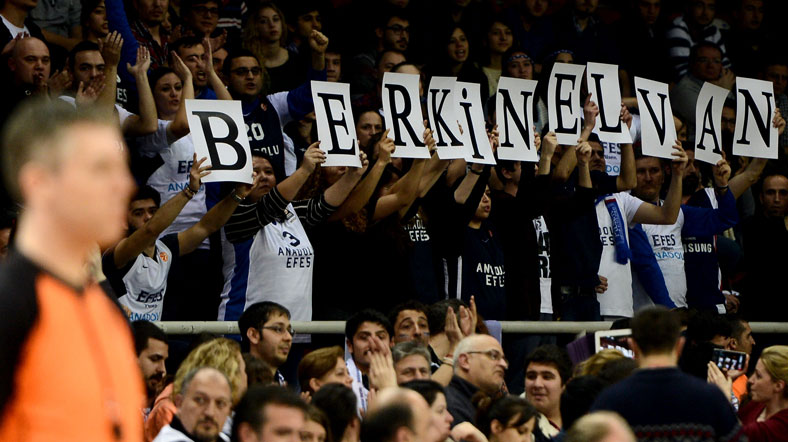 efes_pankart efes taraftarları gezi olayları sırasında yaşamını yitiren berkin elvan'ı andı.