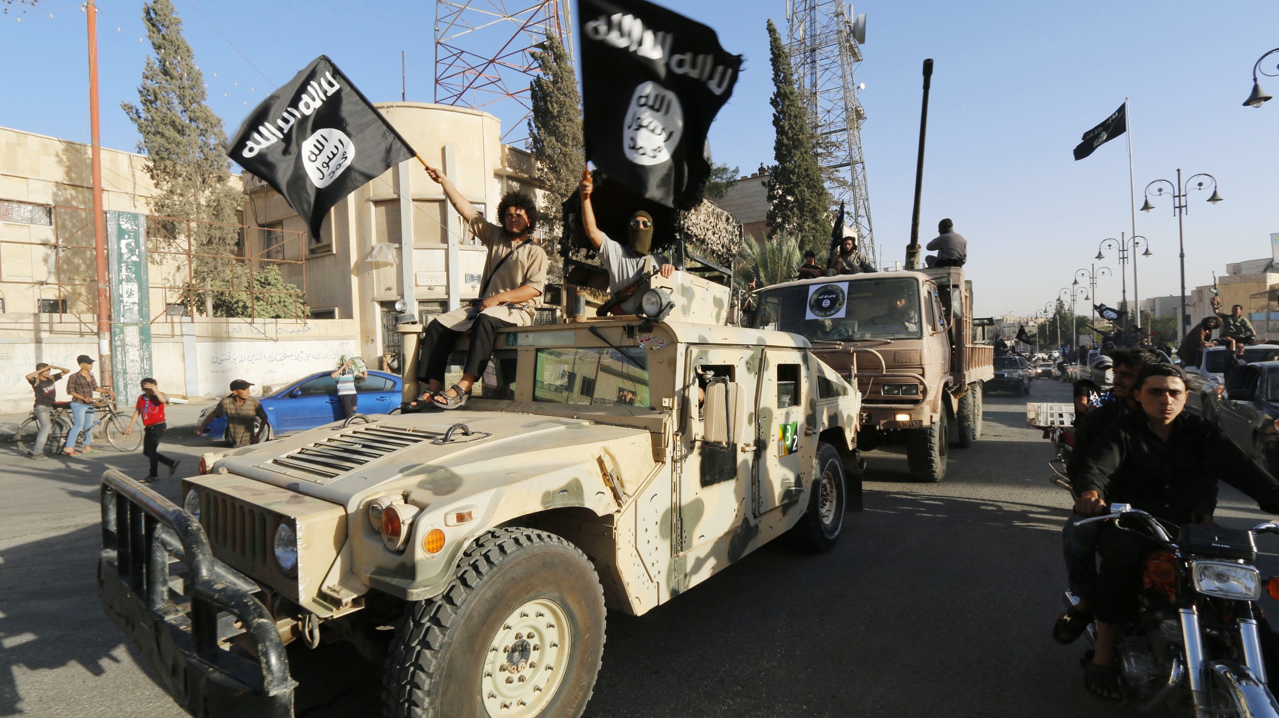 Террористы на фоне флага игил. Humvee Сирия. Ракка столица Исламского государства. Хамви в Сирии.