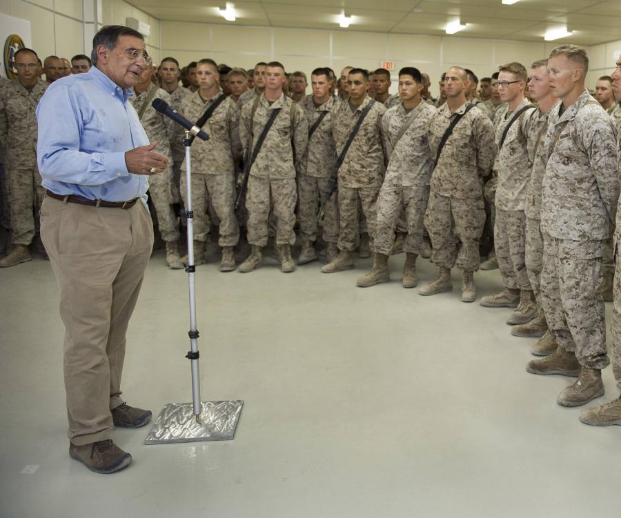 ABD Savunma Bakanı Leon E. Panetta, Afganistan'da görev yapan ABD askerleriyle.