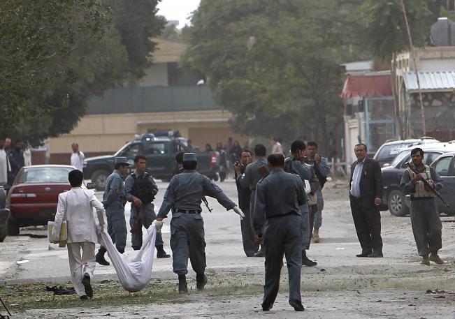 Taliban militanları Kabil'in iki ayrı noktasında intihar saldırısı gerçekleştirdi. 