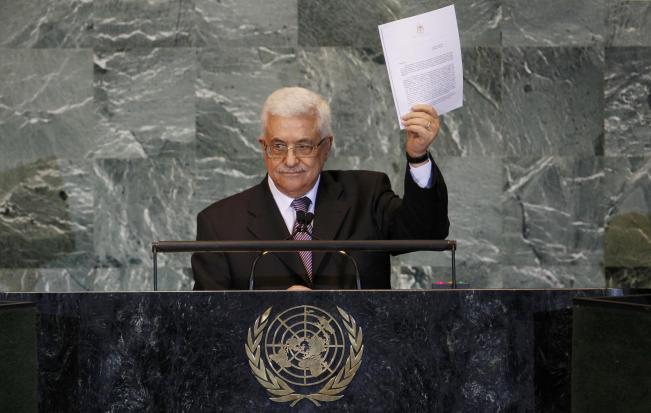 Abbas konuşması sırasında, başvuru mektubunun bir kopyasını salondakilere gösterdi.