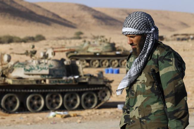 Sirte’de muhalifler ağır silahlar ve tanklarla savaşıyor. 