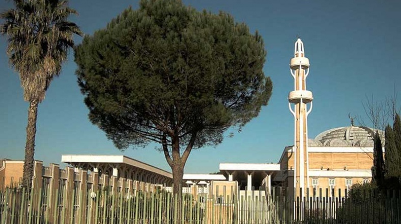 İtalya'nın başkenti Roma'da yer alan camide her gün yaklaşık 150 Müslüman ibadet ediyor