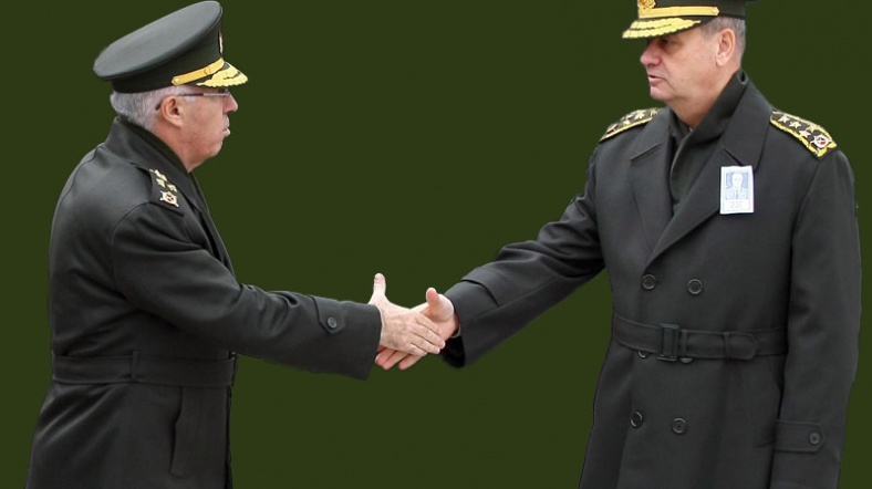 Andıç davasının bir numaralı sanığı Iğsız, eski Genelkurmay Başkanı Org. İlker Başbuğ ile tokalaşırken.