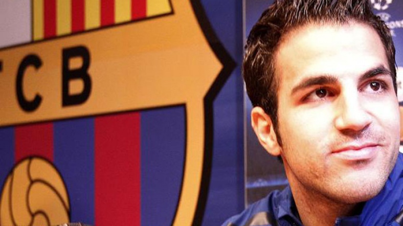 Fabregas 10 yaşındayken futbola Barcelona alt yapısında başlamıştı ve eski yuvasına geri döndü.