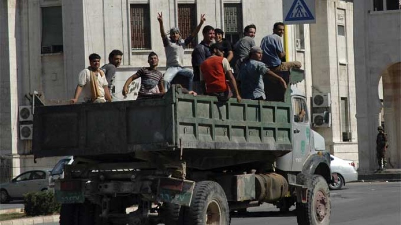 Suriye'de çatışmanin ortasında kalan insanlar evlerini terkediyor.