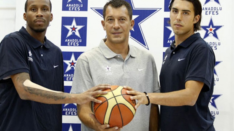 Anadolu Efes'in yeni transferlerinden Vujacic New Jersey Nets'den gelirken Tarence Kinsey de F.Bahçe Ülker'den transfer edildi.