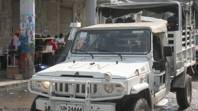 Haiti'de görev yapan Birleşmiş Milletler Barış Gücü askerleri. [James Emery/Flickr UN Truck_5094]