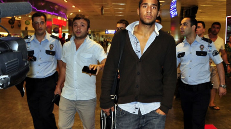Alves, Atletico Madrid B takımında forma giyiyordu.