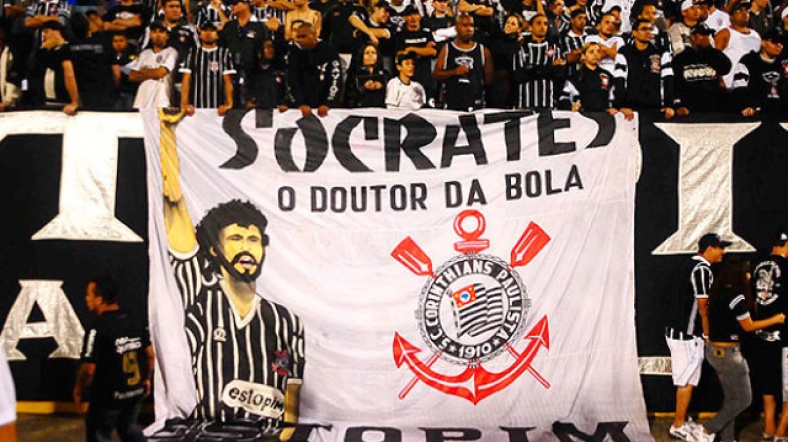Flamengo maçında Corinthians taraftarları Socrates için bu pankartı açtı...