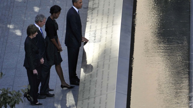 Obama, New York'taki tören sırasında, ‘sıfır noktası’ olarak tabir edilen havuzun çevresinde, ölenlerin isimlerinin yazılı olduğu sete dokundu.