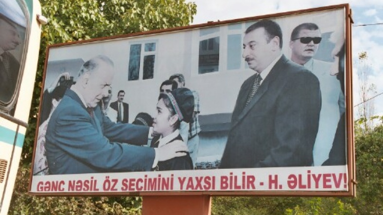 Haydar ve İlham Aliyev çocuklarla.