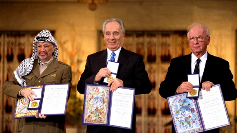 Yaser Arafat, Şimon Peres ve İzak Rabin Oslo Anlaşması'yla poz veriyor.
