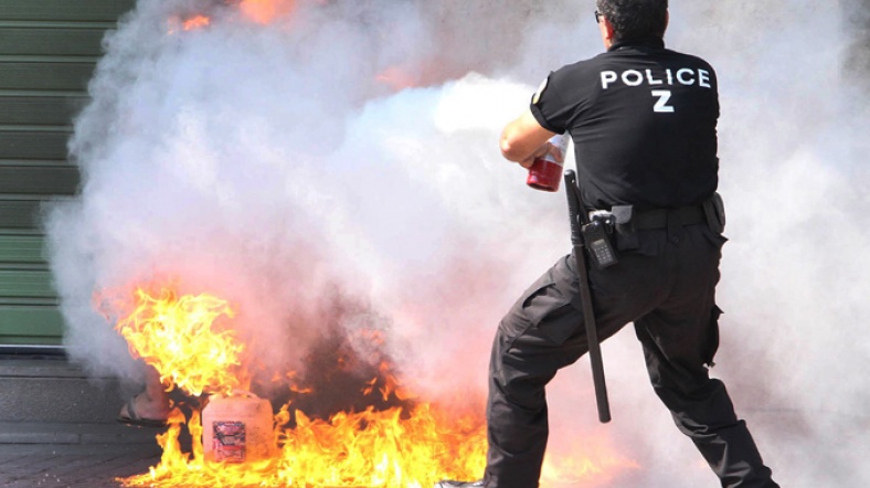 Yunan polisi gösterilere müdahale ediyor.