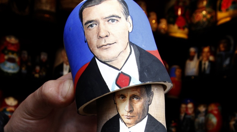 Putin, Mart 2012 seçimlerinde yeniden başkanlık koltuğuna oturmaya hazırlanıyor.