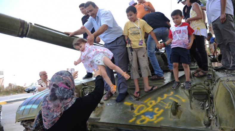 Tank üzerinde çocuklar.
