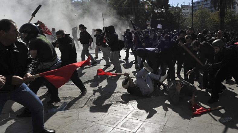 Parlamentonun bulunduğu Sintagma meydanına perşembe günü kaos ve şiddet hakimdi.