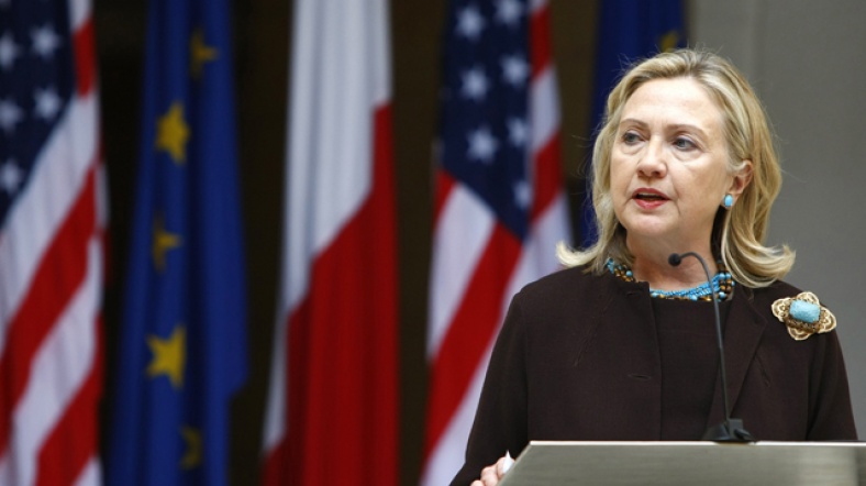 Uçakta olan ABD Dışişleri Bakanı Hillary Clinton yerine, yardım teklifi ve başsağlığı mesajını müsteşarı iletti.