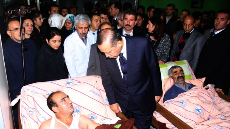 Türkiye Başbakanı Erdoğan, depremde yaralananlara geçmiş olsun ziyareti yaptı.
