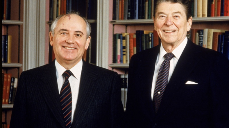 Gorbaçov ve Reagan yan yana.