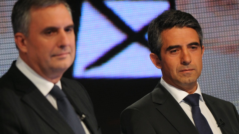 İktidardaki GERB partisinin adayı Rosen Plevneliev (sağda) ile sosyalist aday İvaylo Kalfin'in ikinci tura kalacağı tahmin ediliyor.