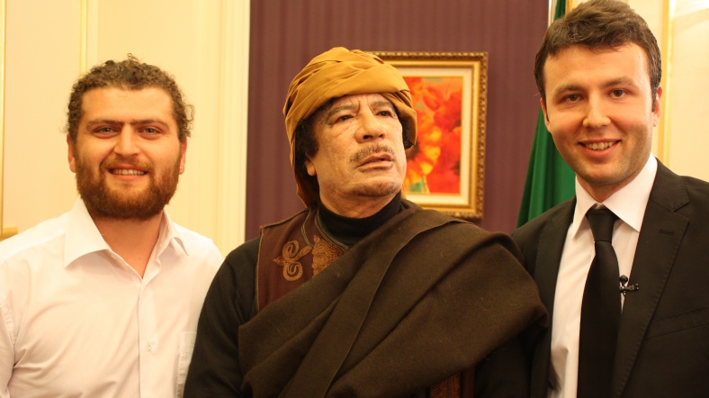 Kaddafi Ersen Kıyga ile poz veriyor.