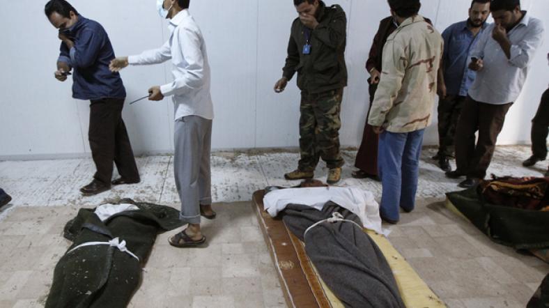 UGK yetkilileri, bir süre Kaddafi'nin naaşıyla ne yapacaklarını tartışsa da, cesedin kokmaya başlaması sonucu harekete geçti.
