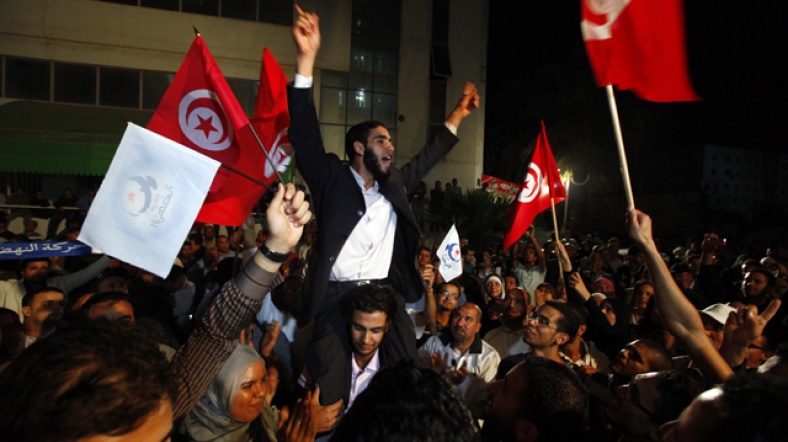 Parti taraftarları, kutlama gösterilerinde havai fişekler attı ve zafer şarkıları söyledi.