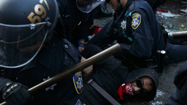 Oakland'da gösteri yapan eylemciler, iki gündür polis müdahalesiyle karşılaşıyor.