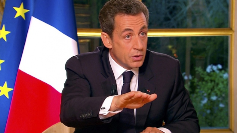 Sarkozy, Fransız seçmenleri Euro Bölgesi Zirvesi'nde alınan kararlarla ilgili olarak aydınlatmak için ekranlardaydı.