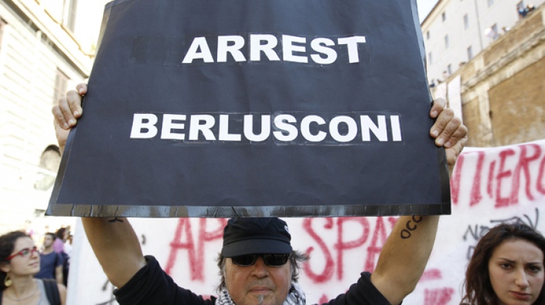 İtalya'da ekonomik duruma tepki olarak düzenlenen gösterilerin hedefinde Berlusconi var.