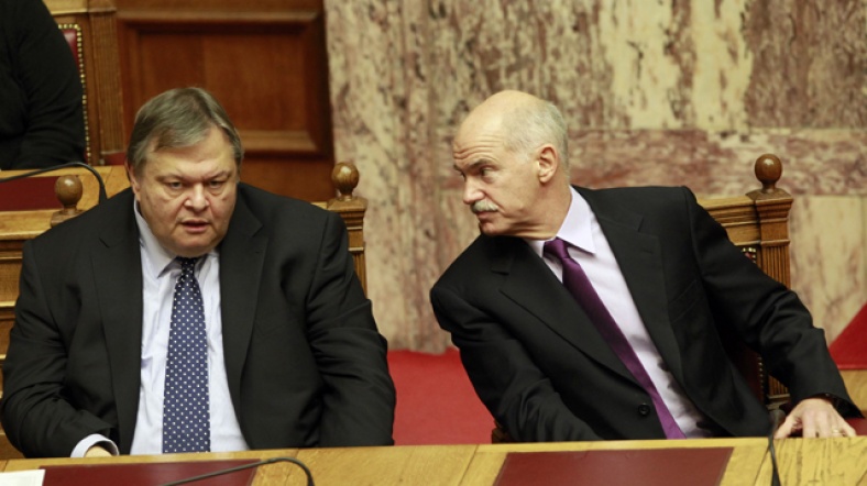 Venizelos (solda) ile Papandreu, referandum konusunda farklı görüşler ortaya koymuştu. 