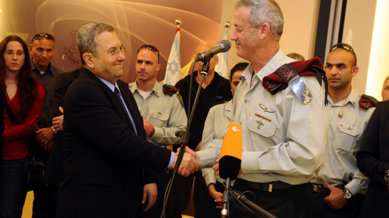 İsrail Savunma Bakanı Ehud Barak ve İsrail Genelkurmay Başkanı Benny Gantz el sıkışıyor.