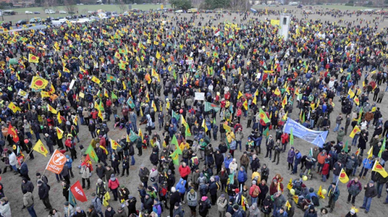 Treni protesto etmek için Dannenberg’de dev bir kalabalık toplanıyor.