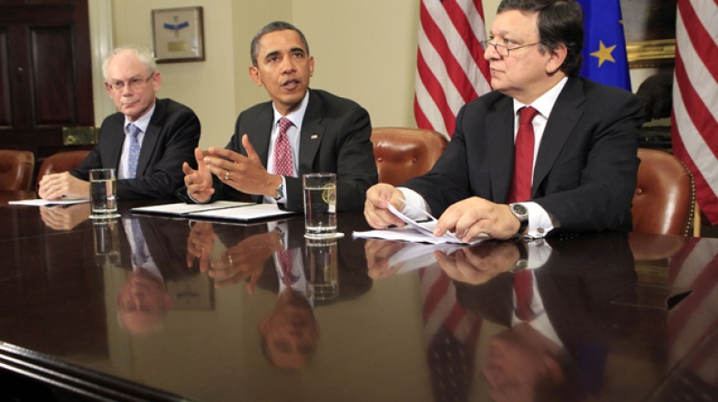 Obama (ortada), Barroso (sağda) ve Van Rompuy ile bir araya geldi.