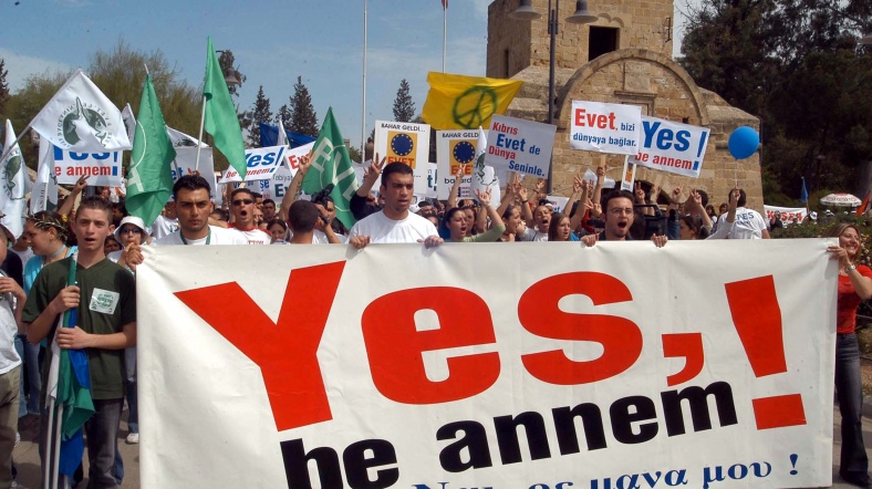 'Annan Planı' referandumu döneminde, Kıbrıslı Türk çözüm yanlıları 'Yes be annem' sloganını kullanmıştı.