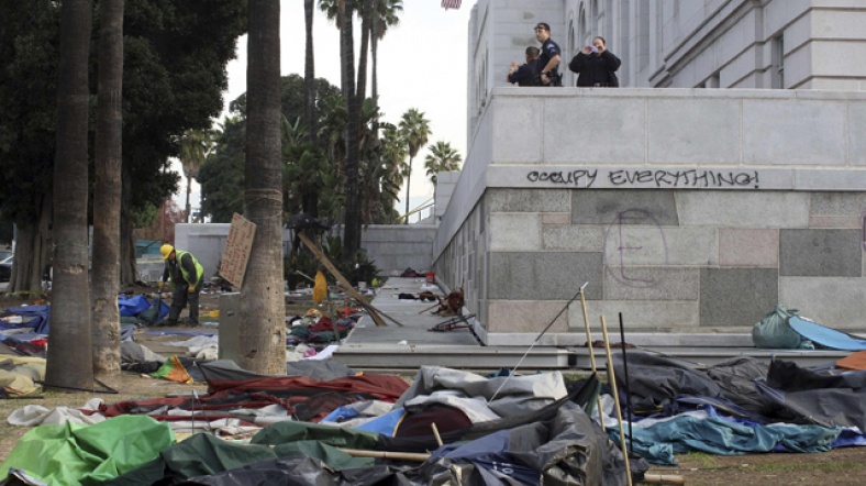 Los Angeles'taki olaylarda 200 kişi gözaltına alındı.