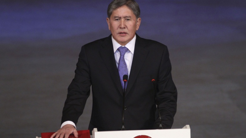 Almazbek Atambayev, 30 Ekim tarihinde düzenlenen seçimleri kazanarak cumhurbaşkanlığı koltuğuna oturmuştu.