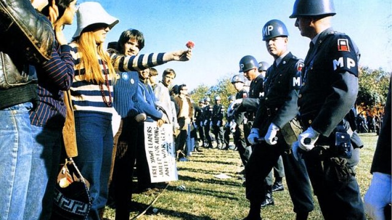 ABD'de 1960'larda bir kadın askeri polise çiçek uzatıyor.