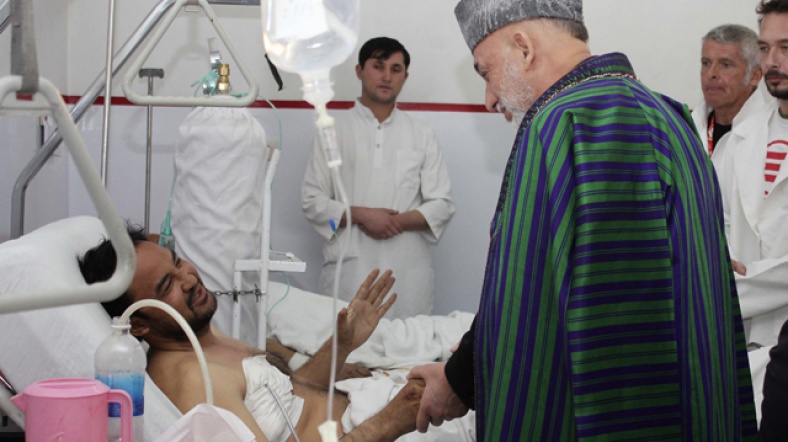 Karzai, Kabil'de yaralıların tedavi edildiği hastaneyi ziyaret etti.