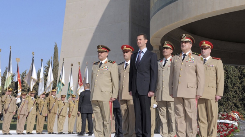Beşar Esad, generallerle saygı duruşunda.