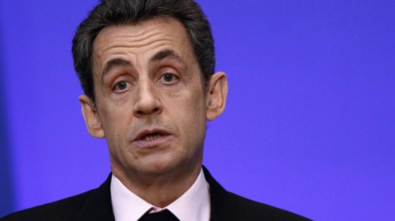 Fransa Ulusal Meclisi tarafından kabul edilen son tasarıyı, birçok çevre Sarkozy'nin seçim yatırımı olarak görüyor. 
